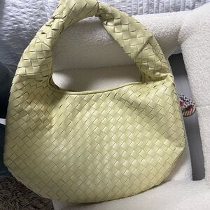 Woven shoulder bag